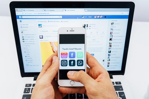 Postagem nas mídias sociais Marketing na internet Fonte: Freepik.