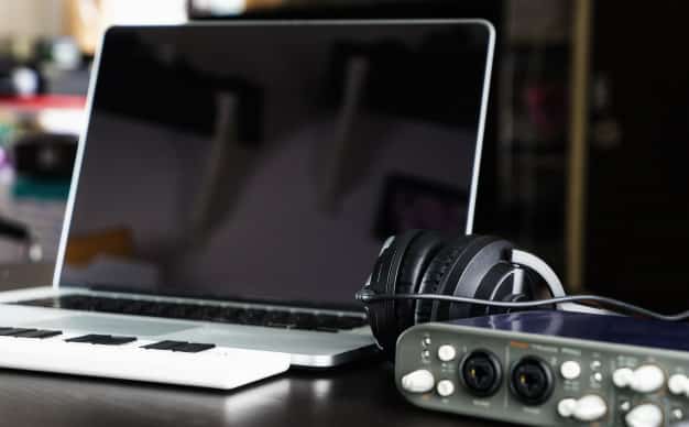 Os podcasts podem atingir o público em qualquer lugar Fonte: freepik.