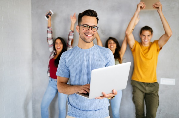 Confira dicas para se destacar no marketing digital: saiba Fonte: Envato